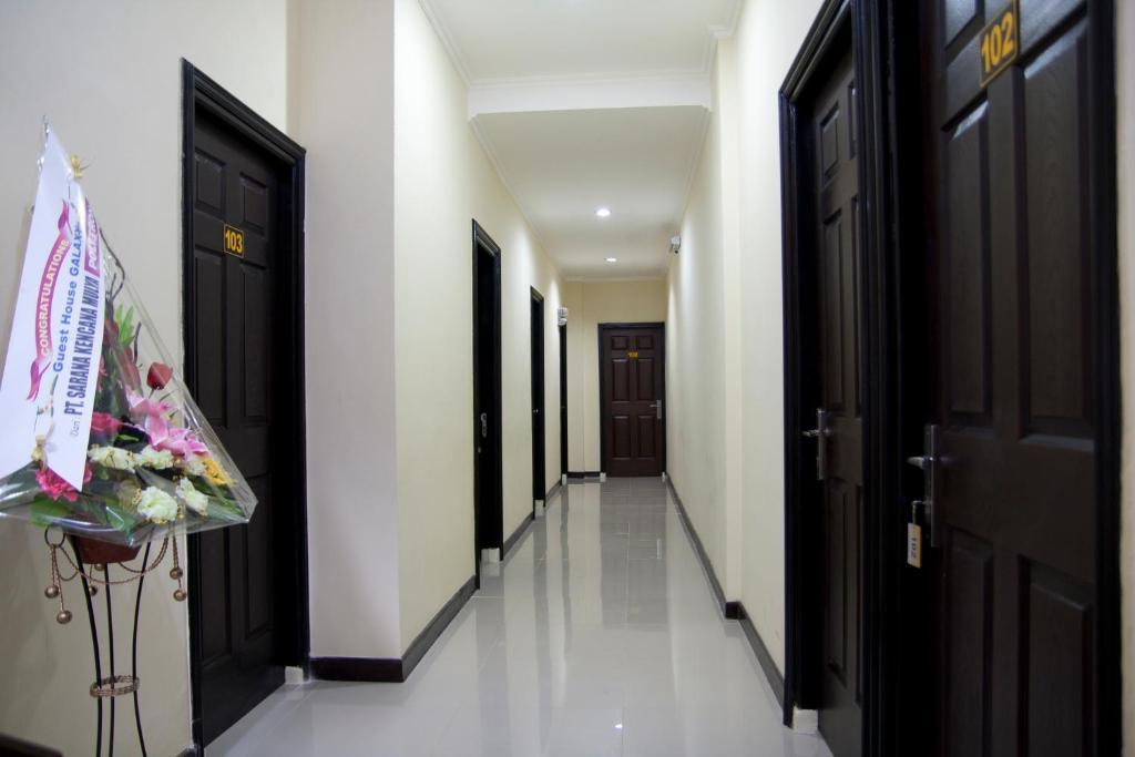 Galaxy Guest House Surabaya Exterior photo